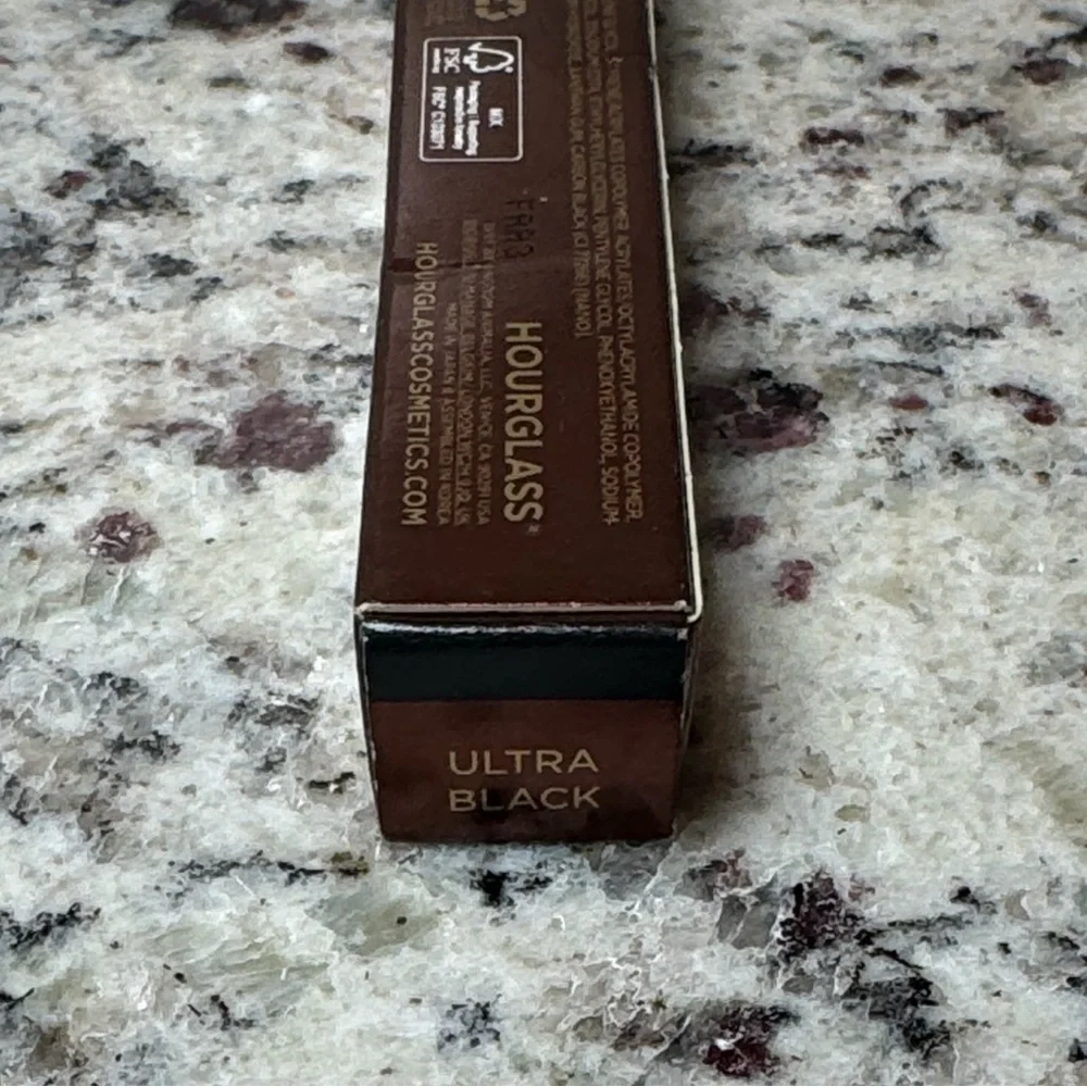 Hourglass eyeliner fine
